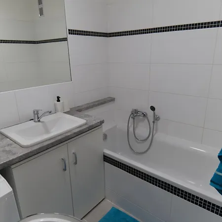 Modern For 6 People Near The Adrspach Rocks شقة